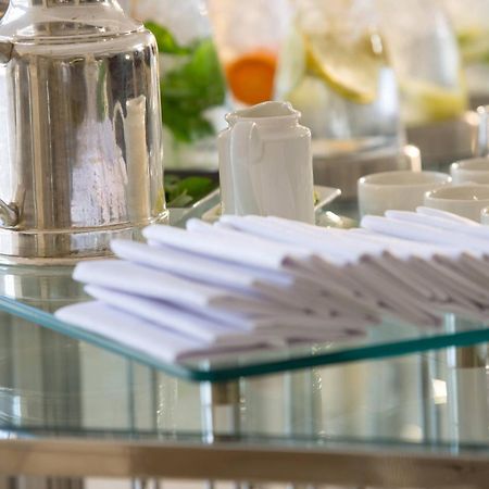 Renaissance Cairo Mirage City Hotel Eksteriør bilde Napkins at a buffet