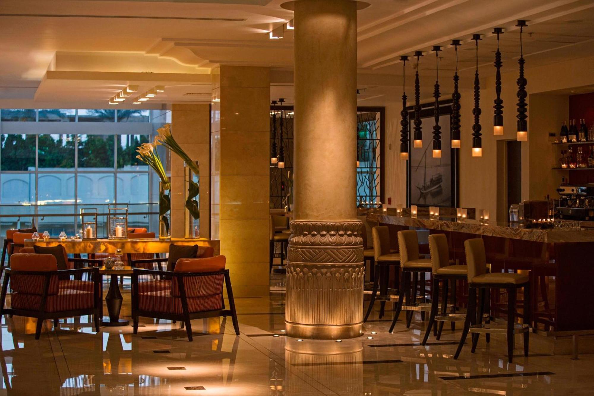 Renaissance Cairo Mirage City Hotel Eksteriør bilde The Bar