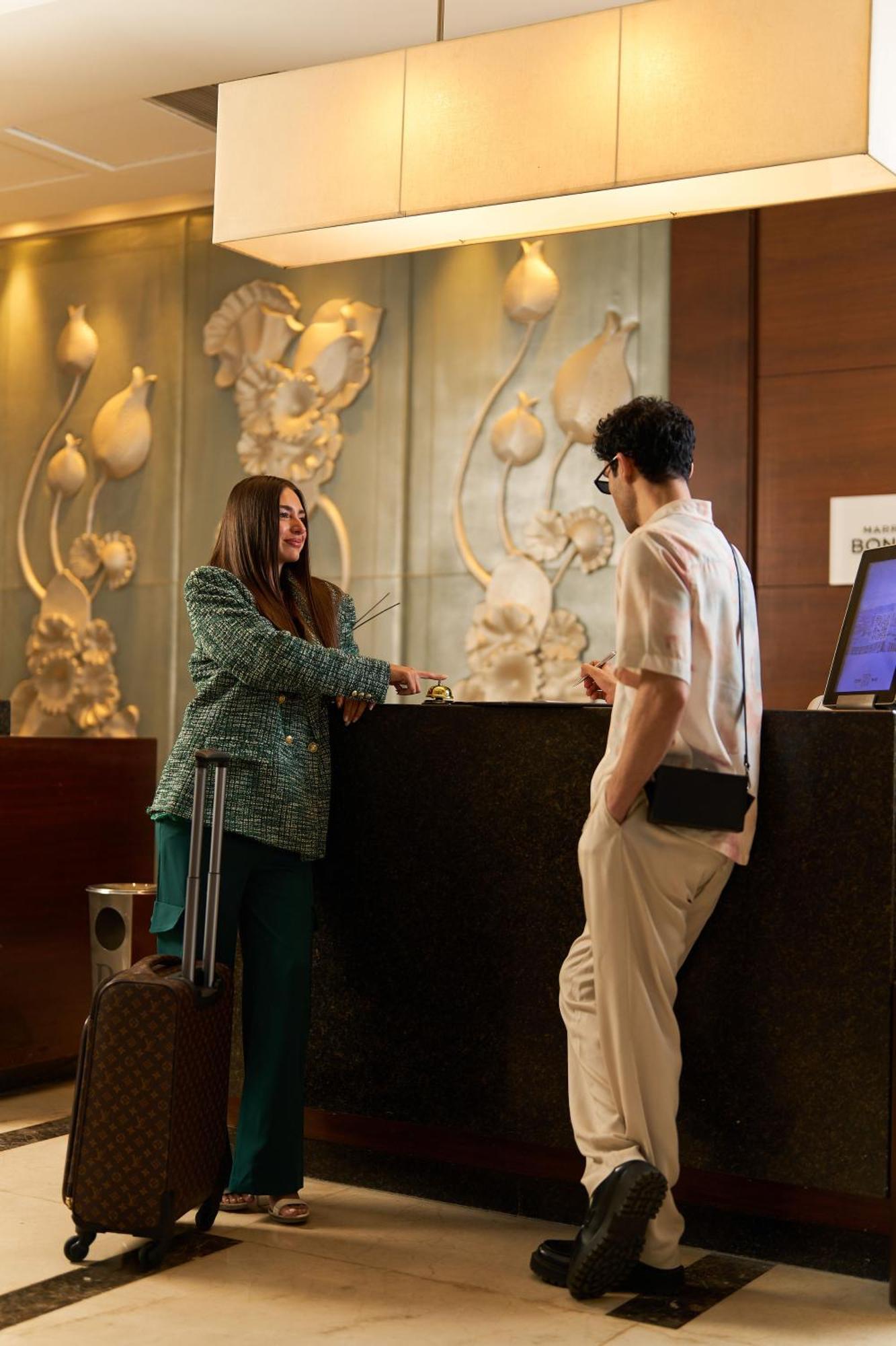 Renaissance Cairo Mirage City Hotel Eksteriør bilde A hotel receptionist