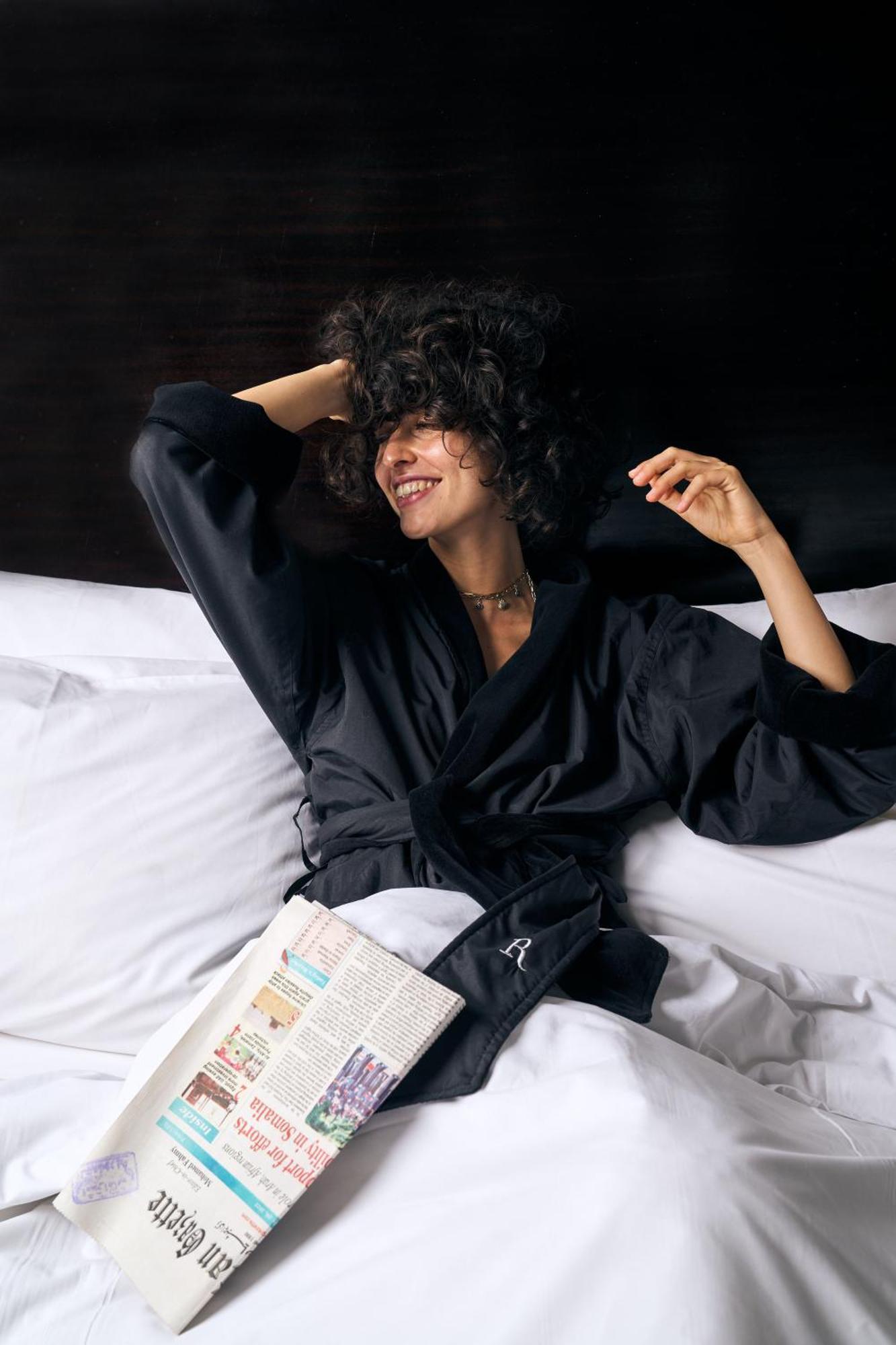 Renaissance Cairo Mirage City Hotel Eksteriør bilde A woman wearing a bathrobe