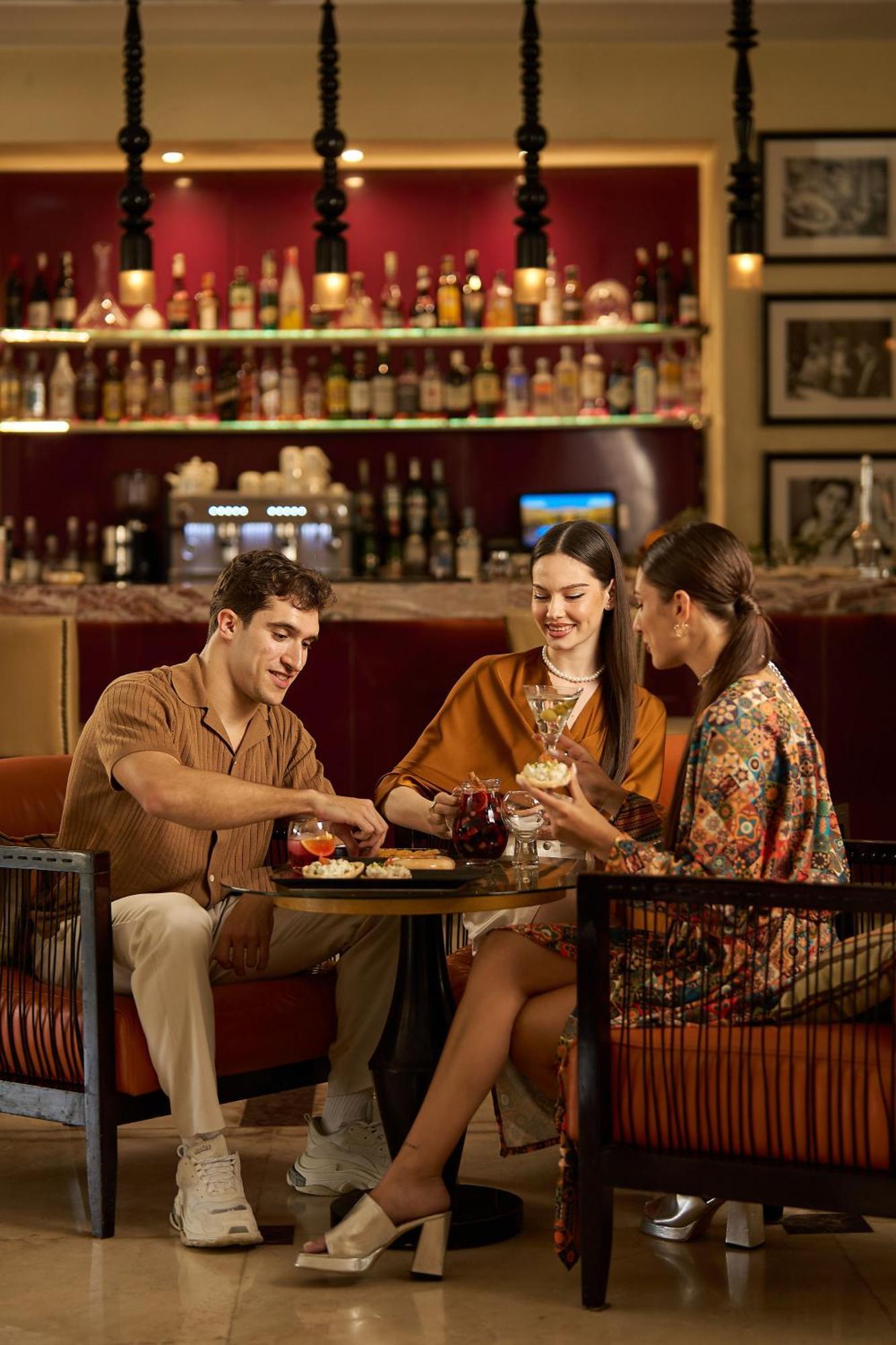 Renaissance Cairo Mirage City Hotel Eksteriør bilde The bar at the hotel