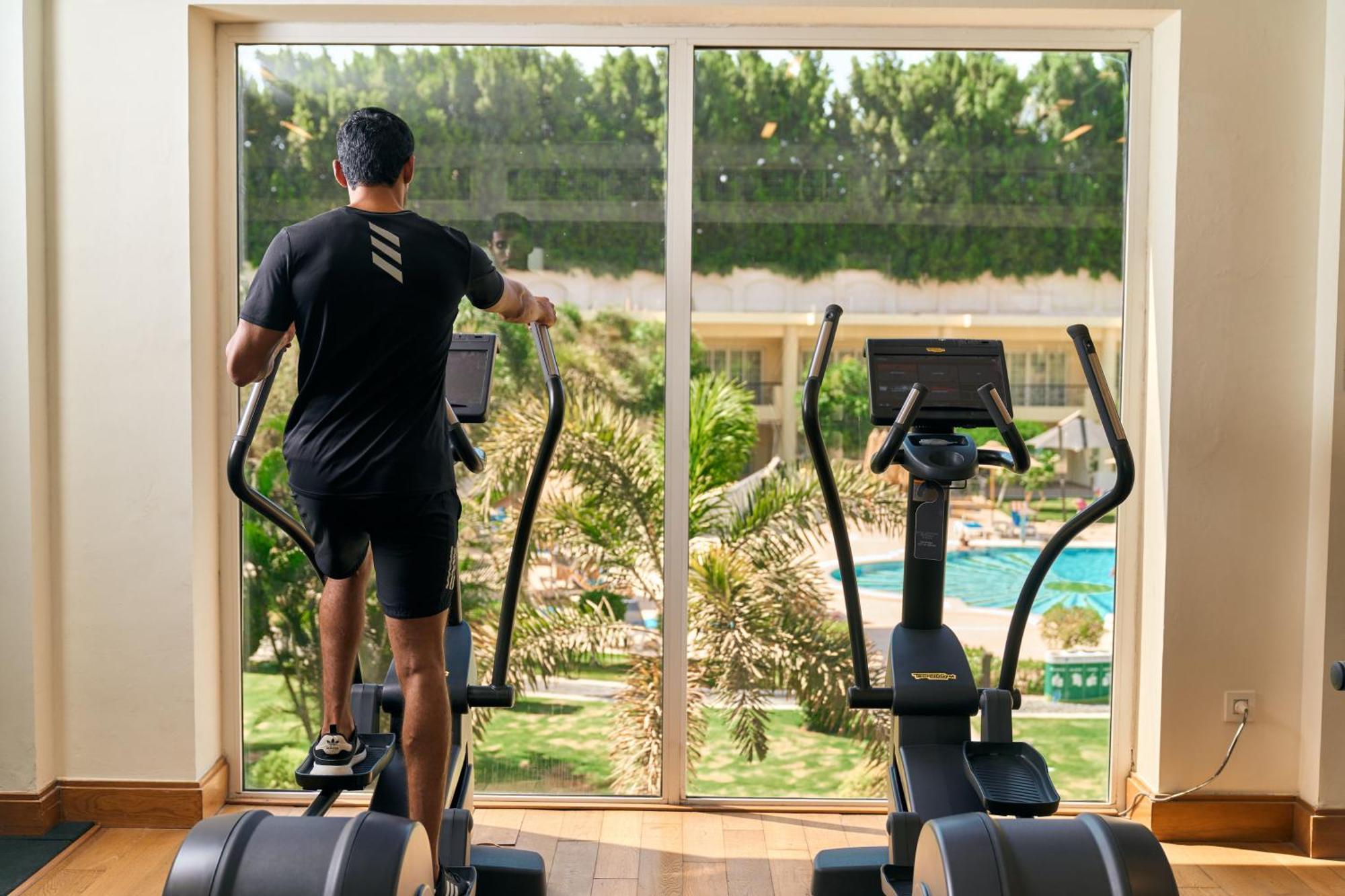 Renaissance Cairo Mirage City Hotel Eksteriør bilde A man on an elliptical trainer