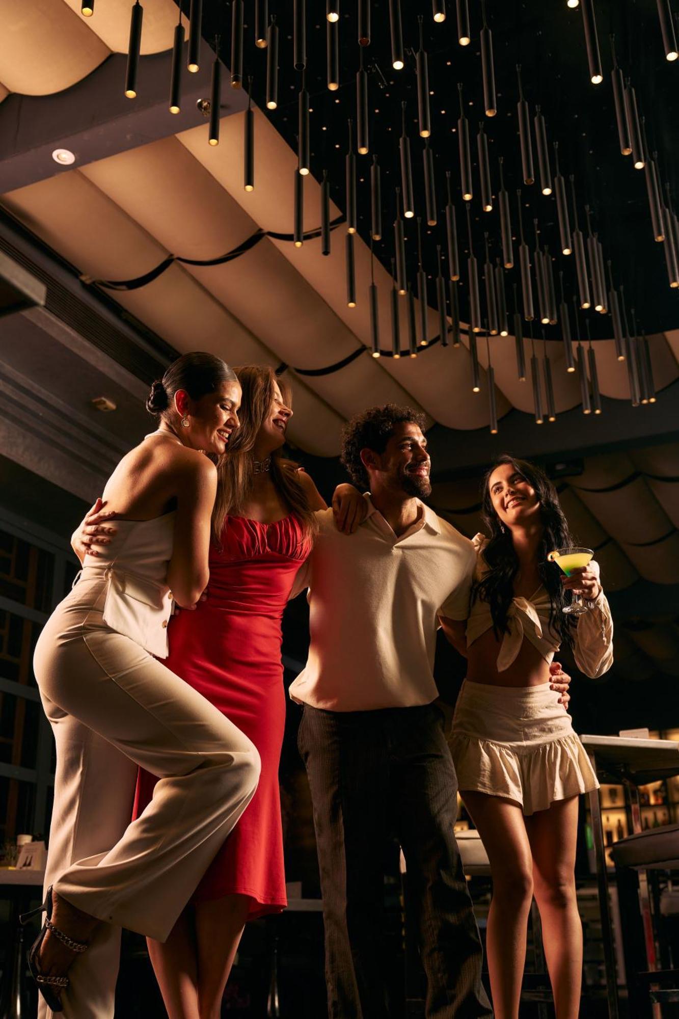 Renaissance Cairo Mirage City Hotel Eksteriør bilde A group of people dancing