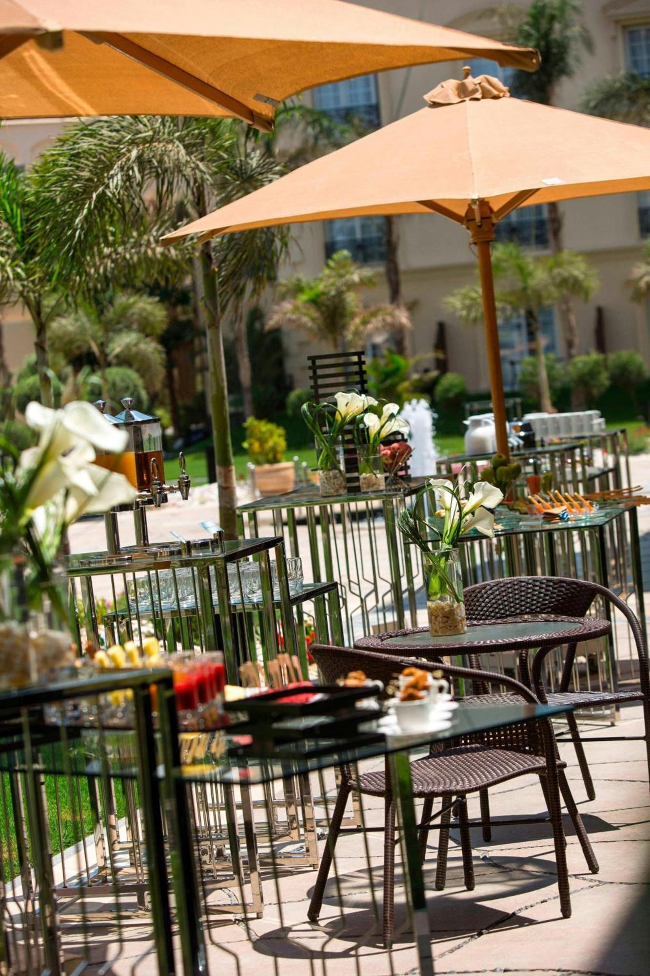 Renaissance Cairo Mirage City Hotel Eksteriør bilde The hotel's outdoor café