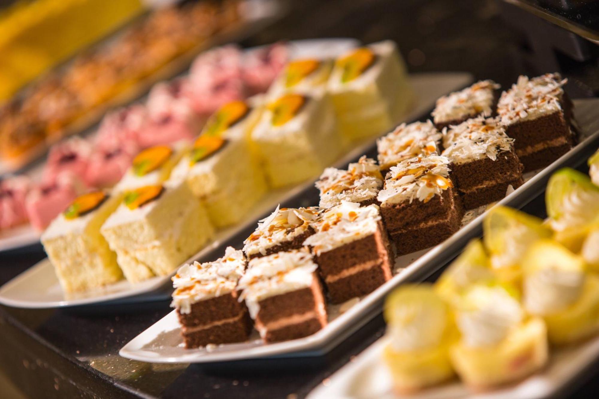 Renaissance Cairo Mirage City Hotel Eksteriør bilde Petit fours