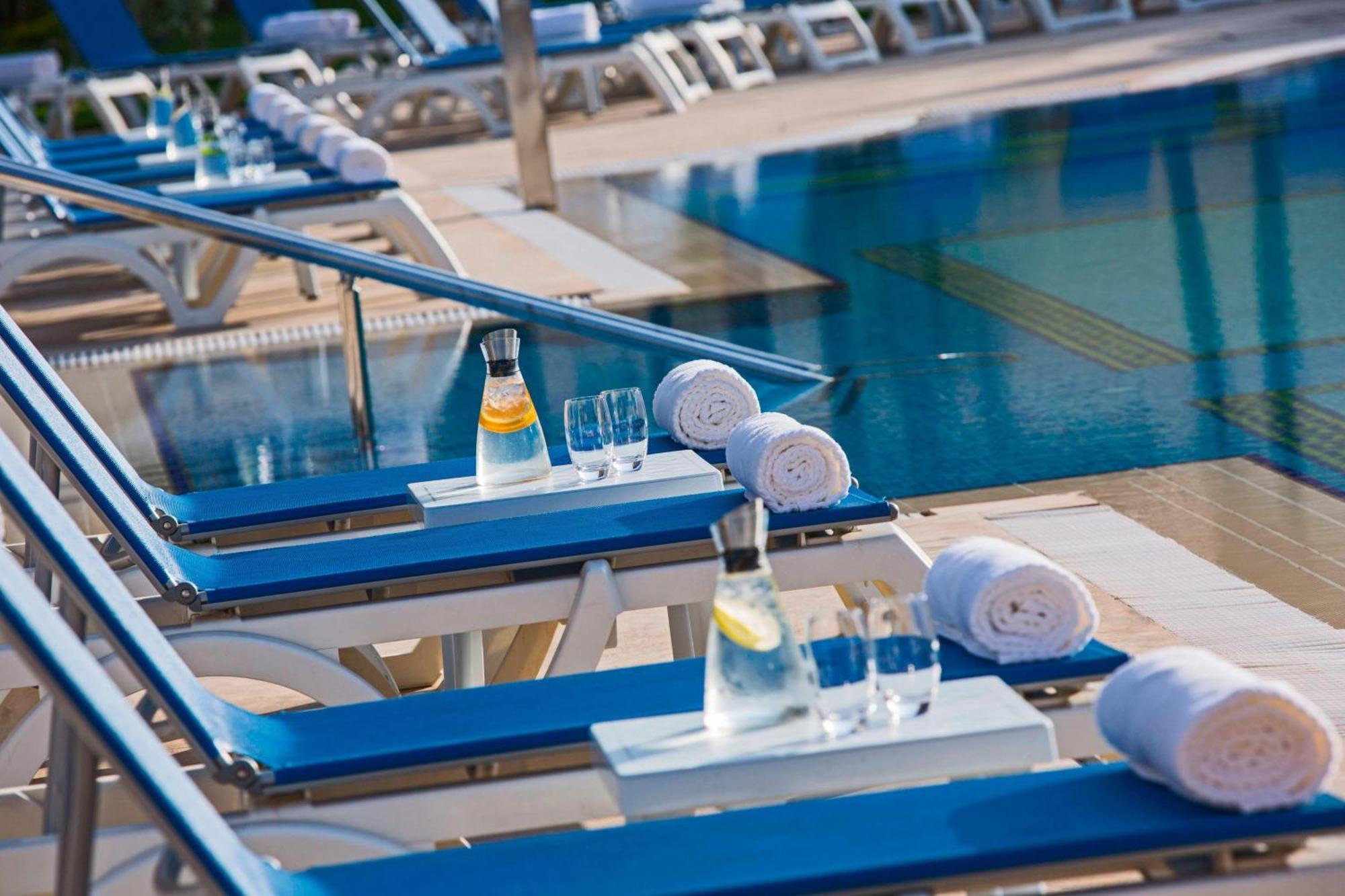 Renaissance Cairo Mirage City Hotel Eksteriør bilde Pool at the Hotel